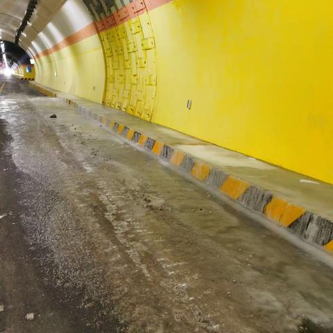 迭部公路段， 及时处治路面结冰隐患 ， 着力保障春运行车安全
