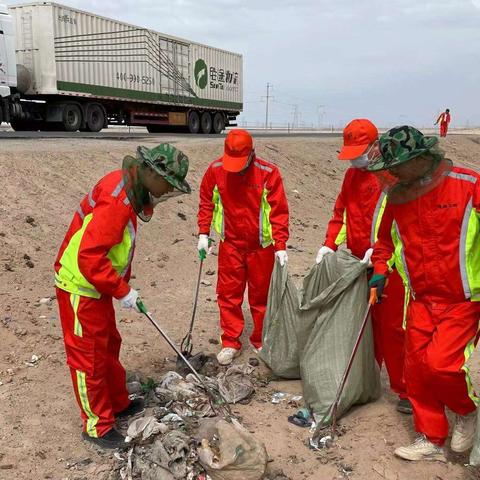 茫崖公路段集中整治路域环境