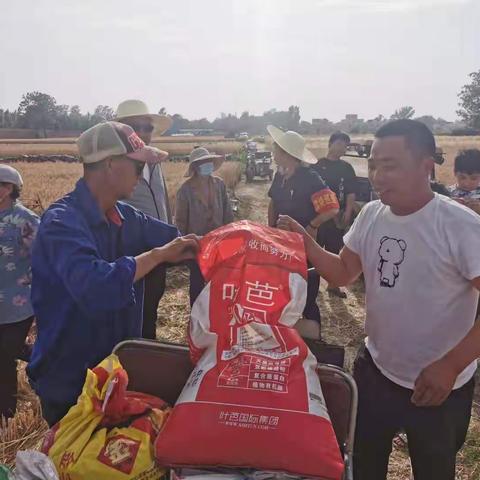 东郊乡边村社区“禁烧”组帮助村民收麦忙