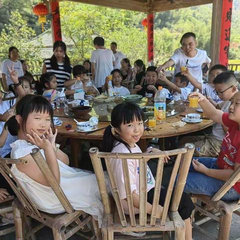 青田县城东实验小学教育集团少年宫路校区四（2）班聪明兔中队国庆研学游