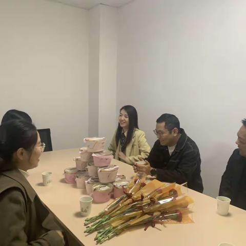 东兴社区开展“巾帼暖心”“三八妇女节”教师慰问活动