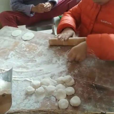 包饺子，搓汤圆，欢欢喜喜过大年