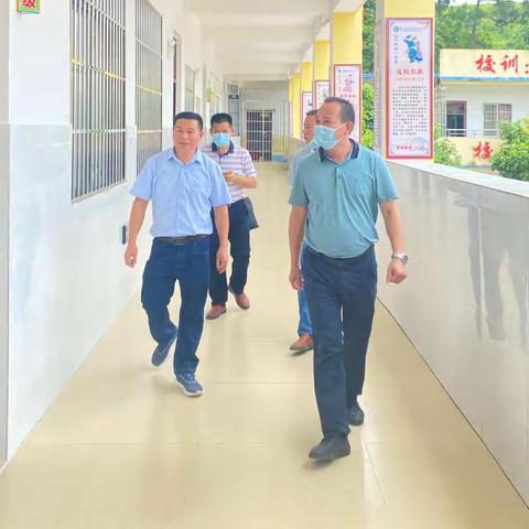 莫翔校长深入白马小学检查指导开学工作