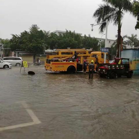 暴雨连连市区多处“水浸街”市政工人排水忙