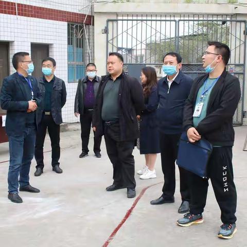 喻寺镇镇长钟权率队检查胡楼小学开学安全工作