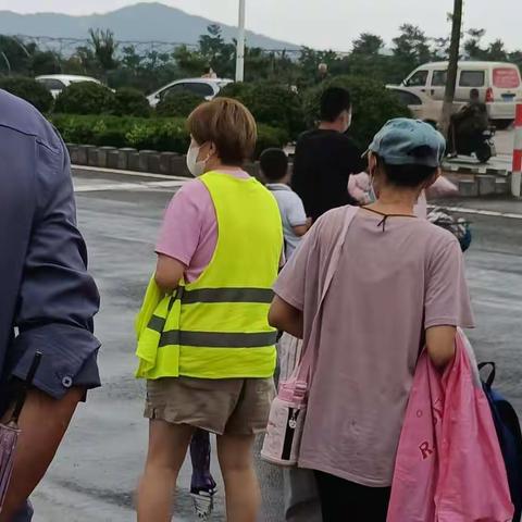 雨中撑起“平安伞”——致敬西牟小学一年级一班护学岗