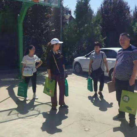 情系贫困户       ‘粽’香飘万家