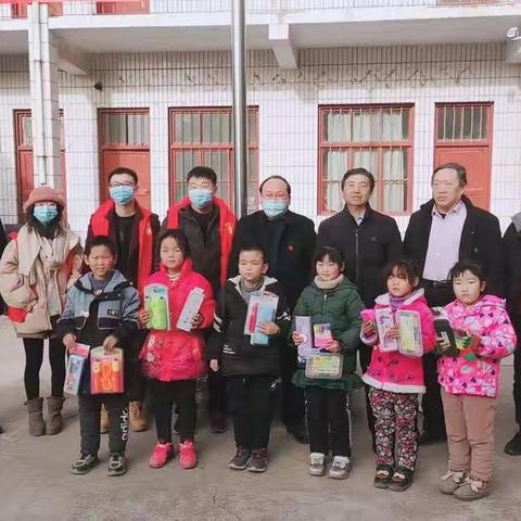 暖阳照亮山区，大爱温暖人间——北岸新区管委会一行人看望苇园教学点留守儿童