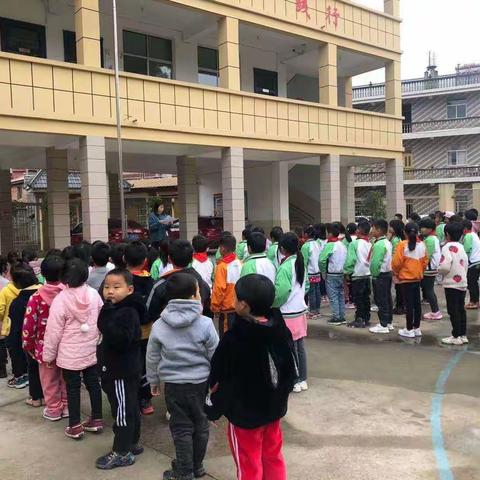 致敬努力   共同成长——秦峰岩坑小学期中表彰大会