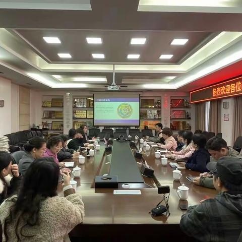 奔石室联中求索高效    赴草堂西小探寻审美