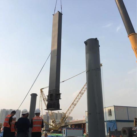太原站高架连廊通道接长工程首批钢柱吊装顺利完成