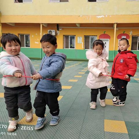 太山幼儿园中班户外活动《螃蟹走路》