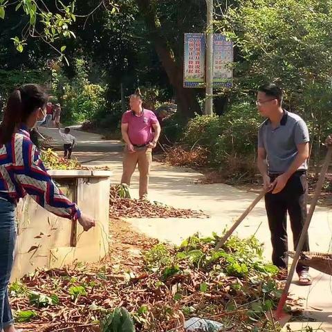 头竹村委会迎国庆开展人居环境卫生工作