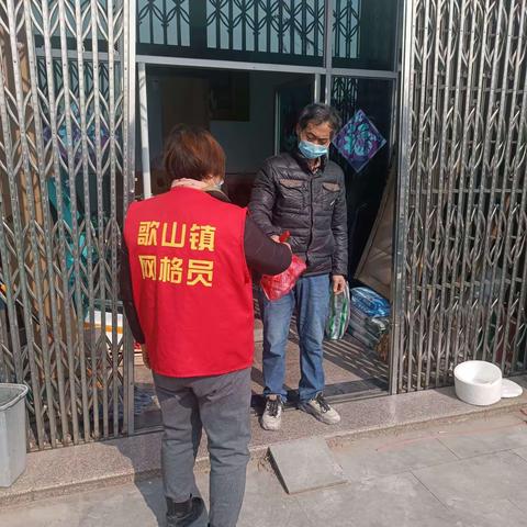 为60周岁以上老人送上暖心的“防疫包”