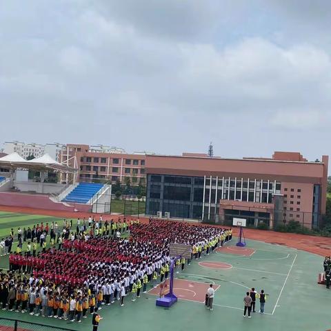 鄢陵国庆高级中学举行“青春逢盛世，奋斗正当时”主题升旗仪式