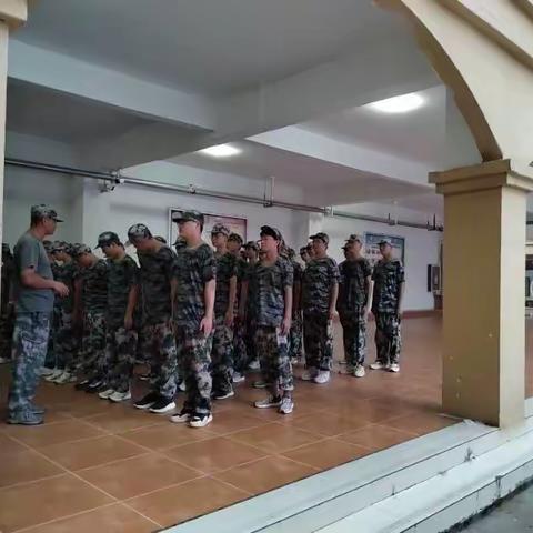 “雨”你前行，共赴晴天———鄢陵国庆高级中学雨天不停训