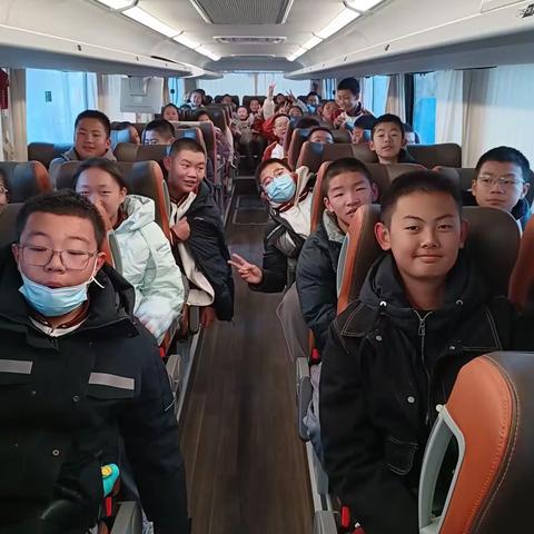 迎朝阳        探敦煌文化                        绽青春        传莫高精神﻿