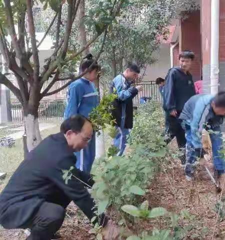 植树造林，青山永不老；种草栽花，特立更增光——2101班集体植树活动
