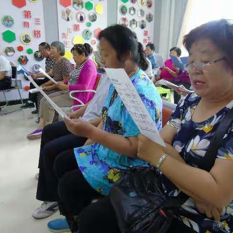 新疆博乐市光博苑社区，歌咏班18年署假结业留影！