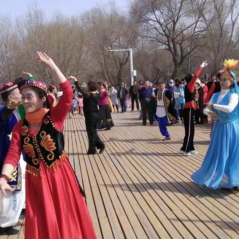 新疆兵团五师，双河市，民族艺术舞蹈队，在博乐市滨河公园公演，跳族吾尔族双人舞！