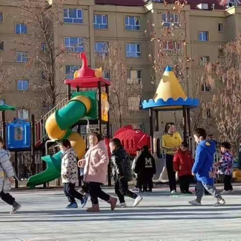 伊宁县弓月新城幼儿园中二班有爱的瞬间❤