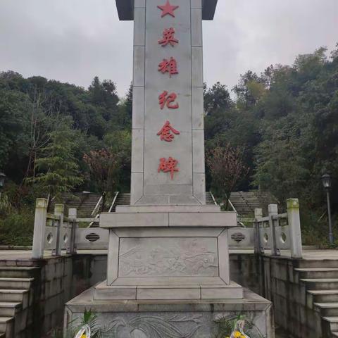 “青山埋忠骨，清明祭英烈”