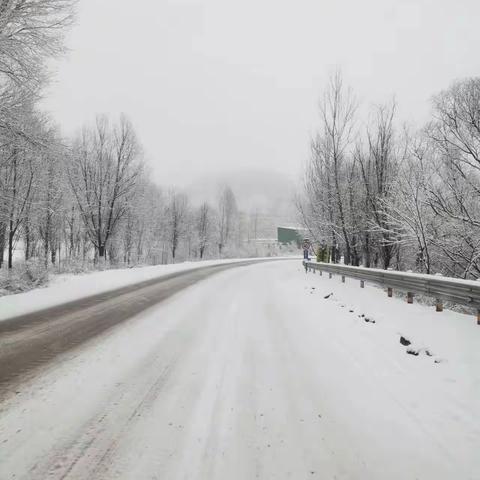 交口公路段养护人员以雪为令，扫冰除雪，确保公路畅通