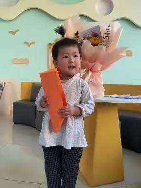 三八妇女节，愿你“八”快乐握紧，“八”幸福搂住，“八”好运俘获，“八”健康拥有，“八”美丽捧在手心