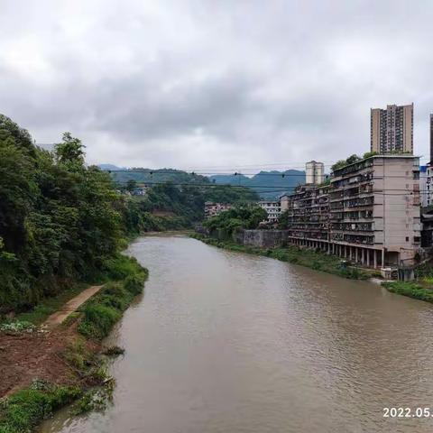 走在当年上小学的路上