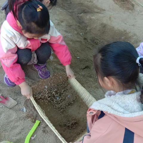 邢保连——鱼邱湖街道中心幼儿园大一班《筛沙子》