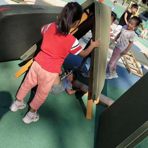 鱼邱湖街道中心幼儿园大一班刘鑫自主游戏——《搭建牢固的房子》