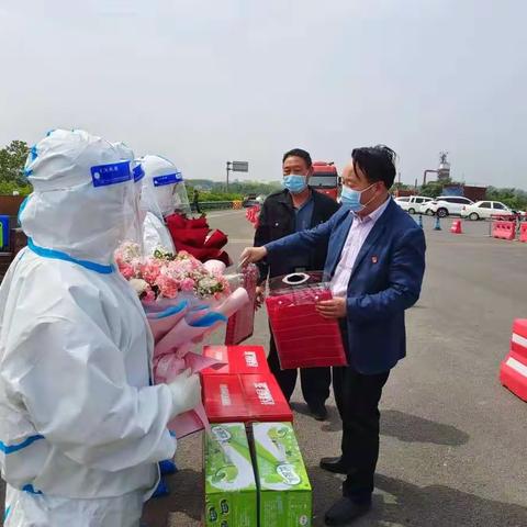 鲜花送天使 情暖护士节——古魏镇卫生院领导慰问一线护士