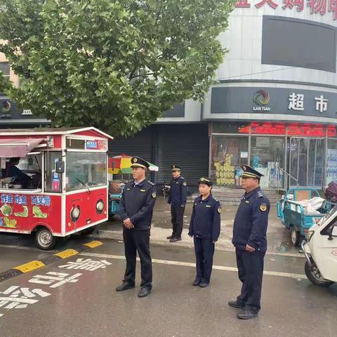 雨中执勤不停歇坚守岗位保顺畅