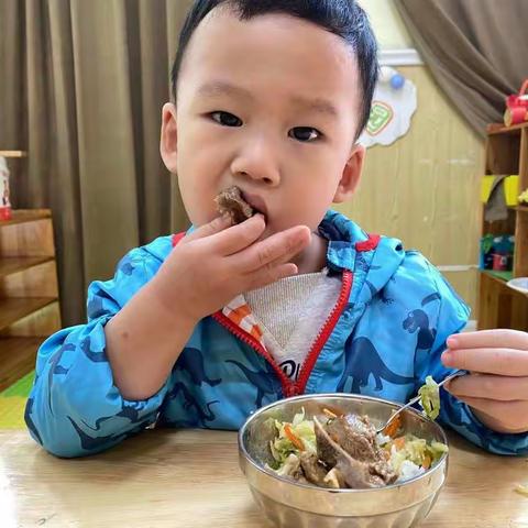 《舌尖上的伟才》玫瑰郡伟オ幼儿园10月第一、二周食谱。