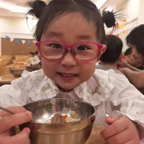 《舌尖上的伟才》玫瑰郡伟オ幼儿园9月第一周食谱。