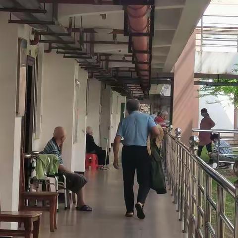 甲子镇卫生院3月25日到甲子敬老院开展2022年老年人慢性病随访工作