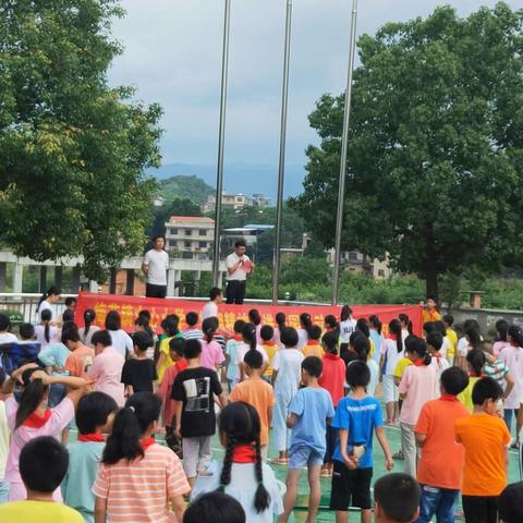 梅花镇梅花中心小学开展“树湘精神进校园”暨“走进红色课堂、传承红色基因”主题研学教育活动。