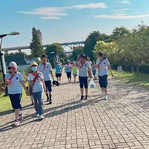 明发一中2021级14班暑假夏令营之徒步滨江，体验文明；兽首回归，领悟历史；感受科技，思索未来。
