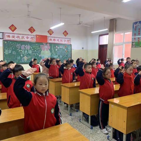 观雷锋电影，烙雷锋印记——南阳市第三十二小学校“学雷锋”观影活动