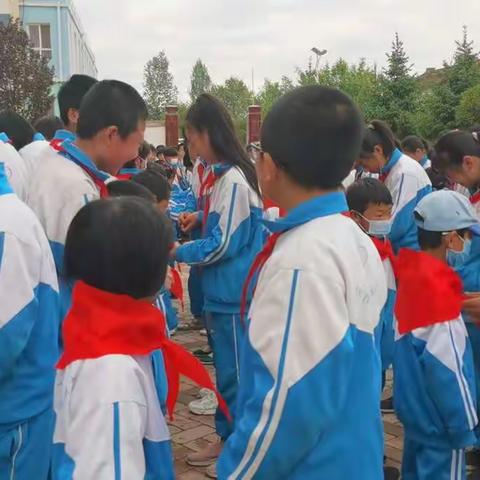 传承红色基因 争做时代好队员——四河中心小学举行一年级新队员入队仪式