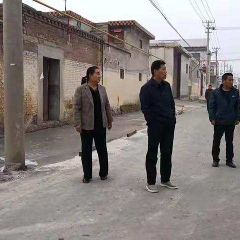 杨家庄两委干部和安阳市住房公积金管理中心为推进杨家庄人居环境共同清理街道卫生