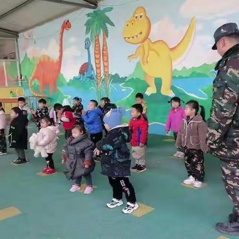 庆铃幼儿园月亮小班今日活动——特色军警课