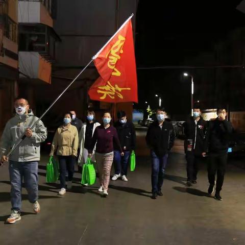 阳泉日报社十名志愿者投身我市矿区区域核酸检测一线