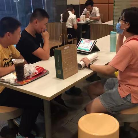 2020级4班第八小组手抄报制作剪影