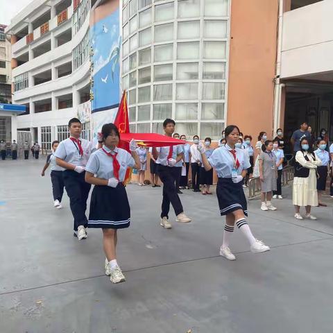 金秋送爽，国旗飘扬，爱眼护眼，你我同行——记海口市西湖实验学校第八周周一活动