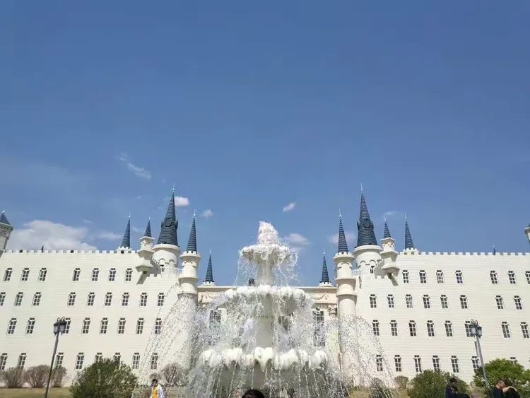 映入眼帘的先是一座城堡似的酒店,整个酒店便是岱海旅游景区的大门,接