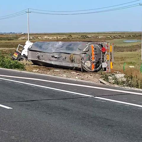 交通事故、多方联动、同向发力、尽快恢复高速公路正常通行。