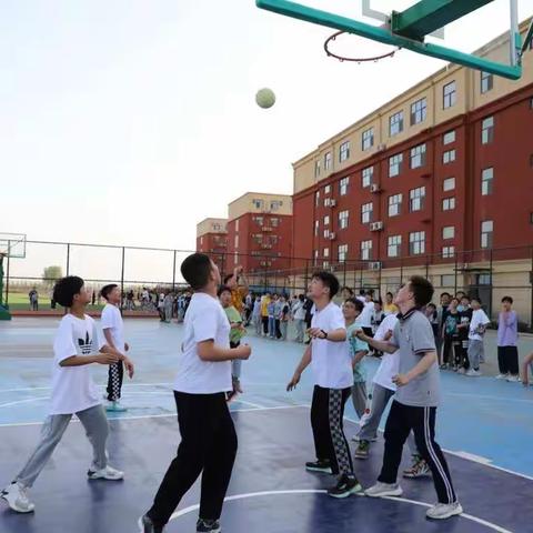 辉县市大成实验学校初中部学生举行春季篮球赛