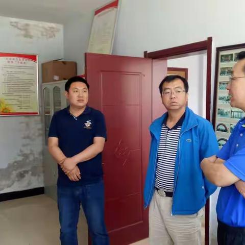 桥东区组织部部长何景明深入东望山乡各村 暗访指导住村工作