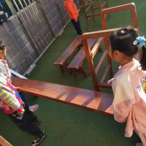 第一实验幼儿园滨湖分园大一班梯子区观察记录